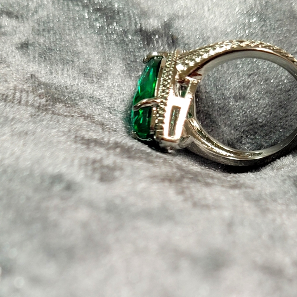 Large Green Marquise shaped Rhinestone Ring - Picture 7 of 12
